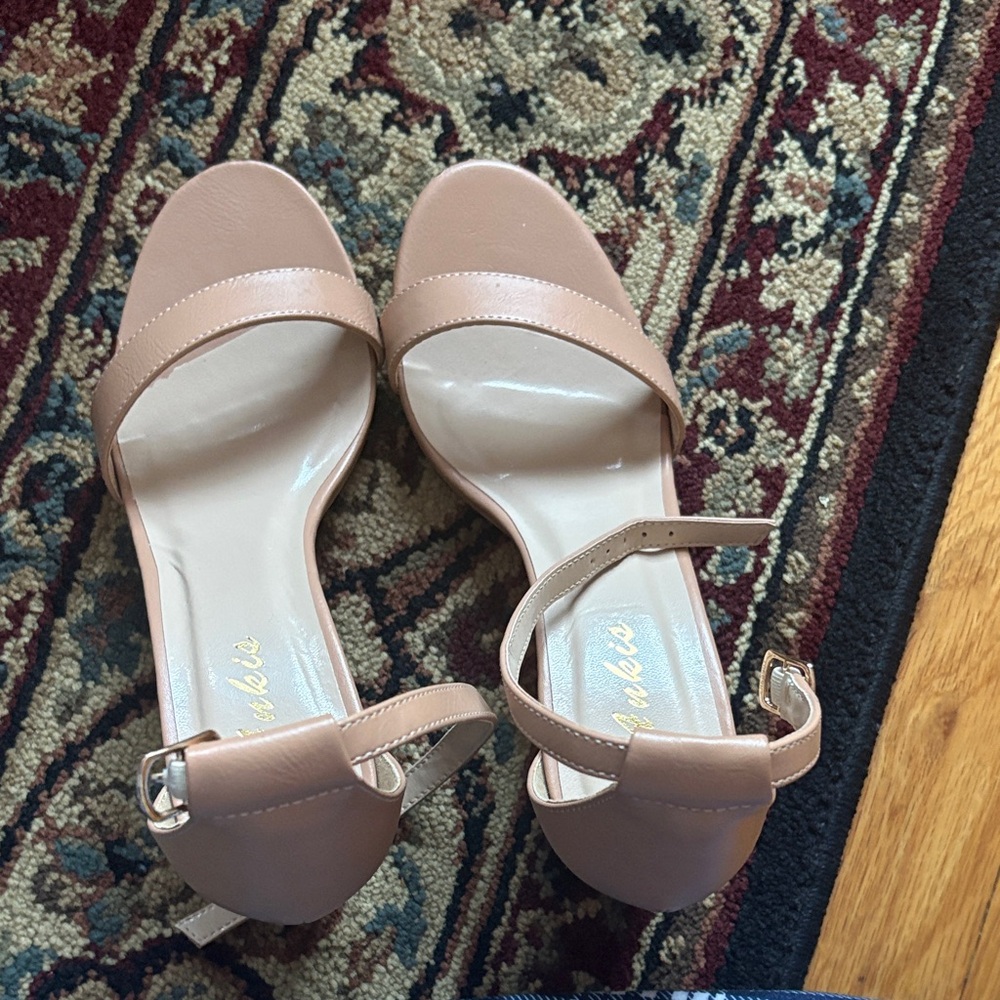 Chic Women's Tan Heeled Sandals